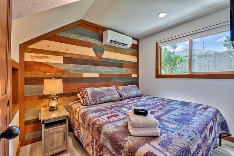 Bedroom 1, Retreat on the Lake, Towns