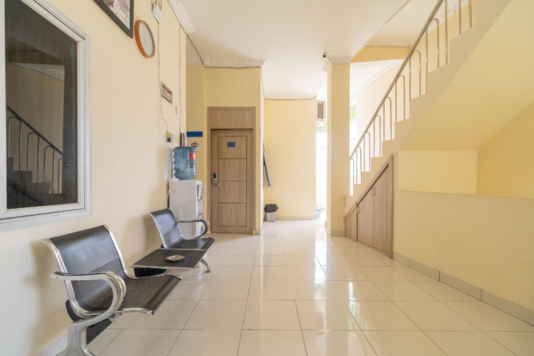 Public Area 2, RedDoorz @ Jalan Kolonel Haji Burlian Palembang 2, Palembang