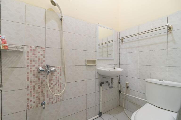 Bathroom 4, RedDoorz @ Jalan Kolonel Haji Burlian Palembang 2, Palembang