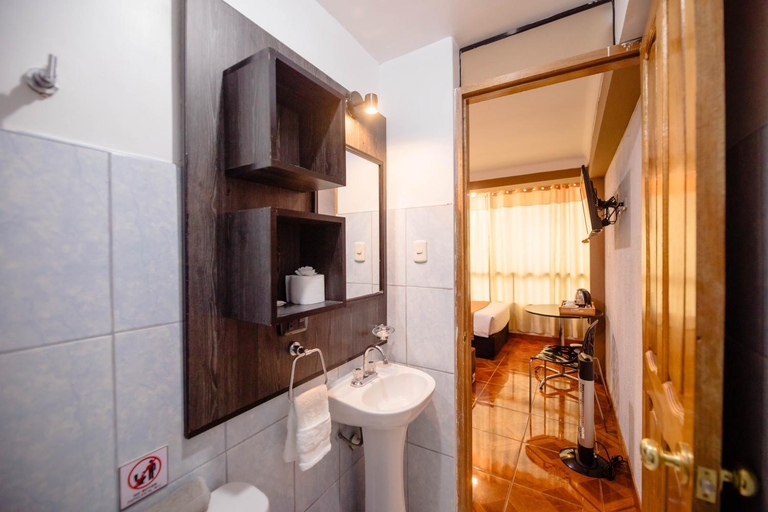 Bathroom 3, Principe III, Cusco