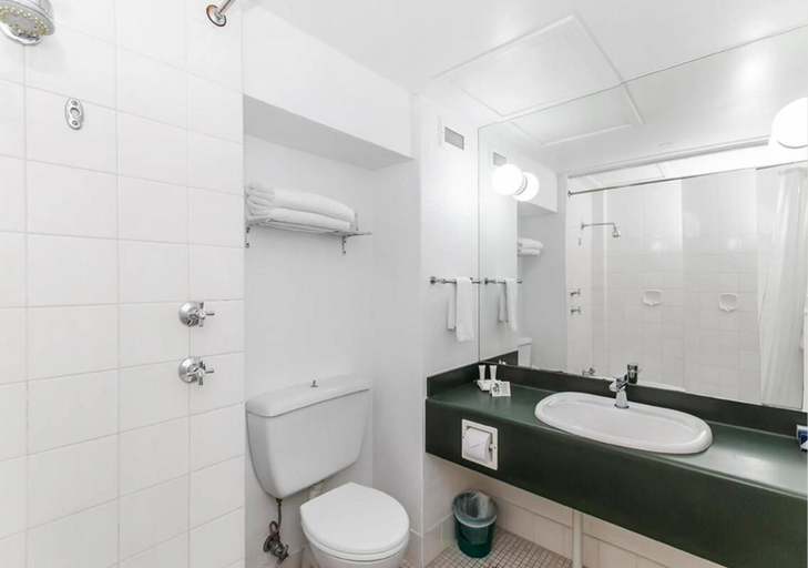 Bathroom 4, Aquarius On The Beach, North Ward-Castle Hill
