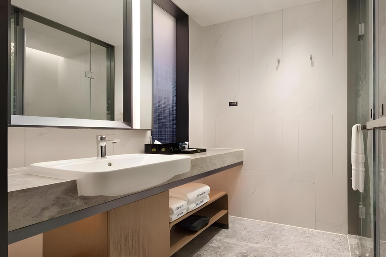 Bathroom 4, Hampton by Hilton Shenzhen Bao‘an Stadium, Shenzhen