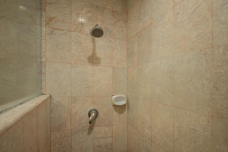 Bathroom, Sri U-Thong Grand Hotel, Muang Suphanburi