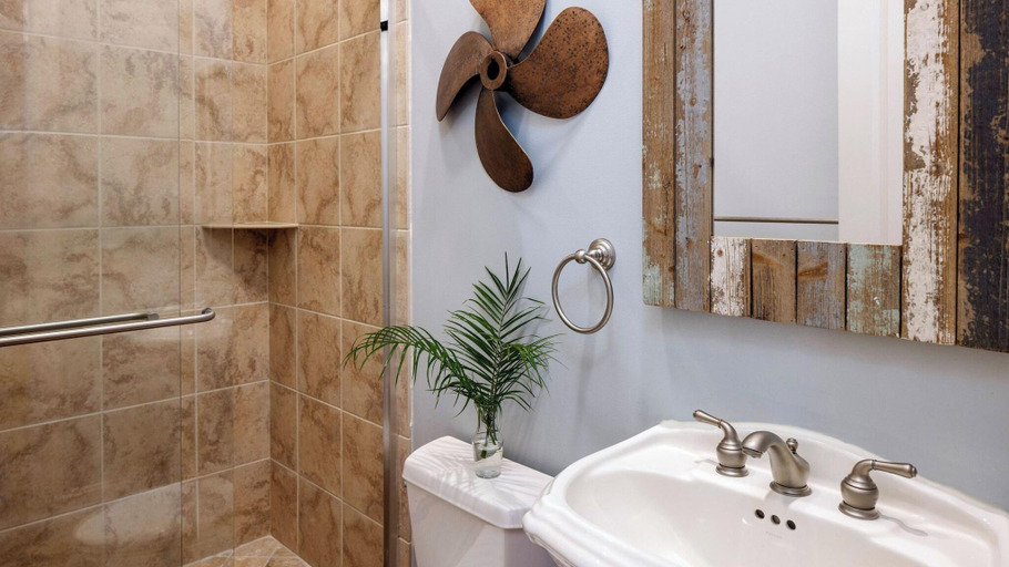 Bathroom 4, Crabline 32, Beaufort