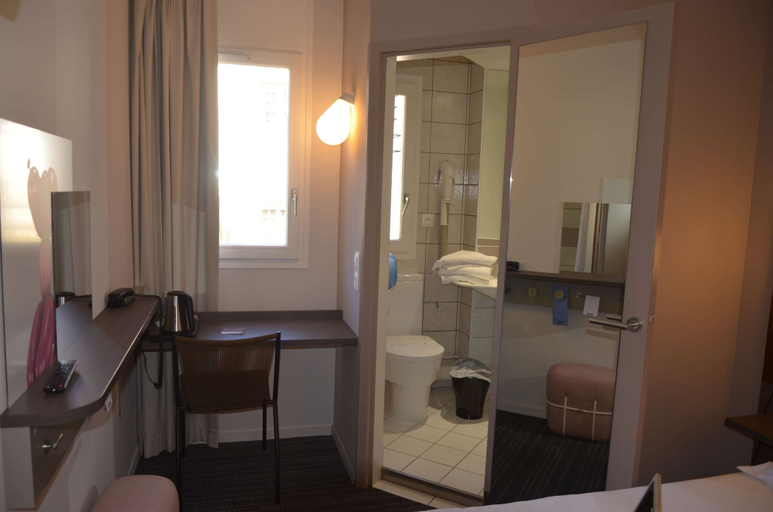 Bathroom 5, Hotel Kyriad Metz Centre, Moselle