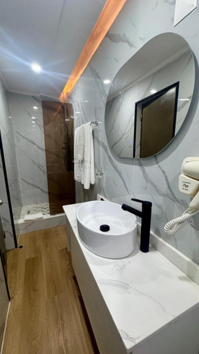 Bathroom 4, Hotel Royal Residencial, Maputo