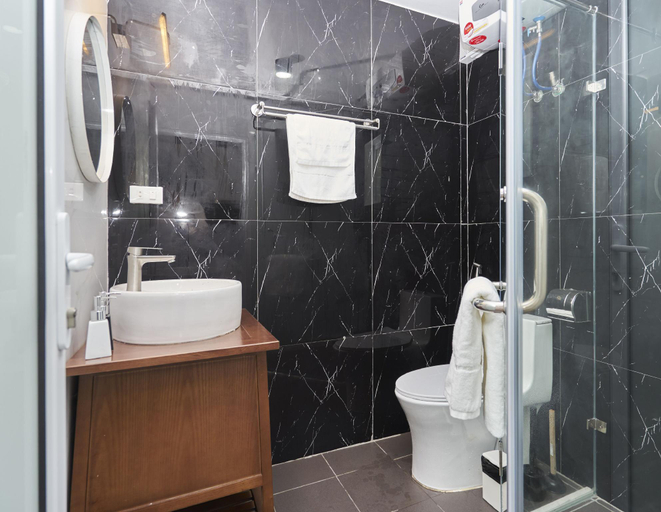 Bathroom 3, Little Colmar - Homestay & Pottery Studio, Hạ Long
