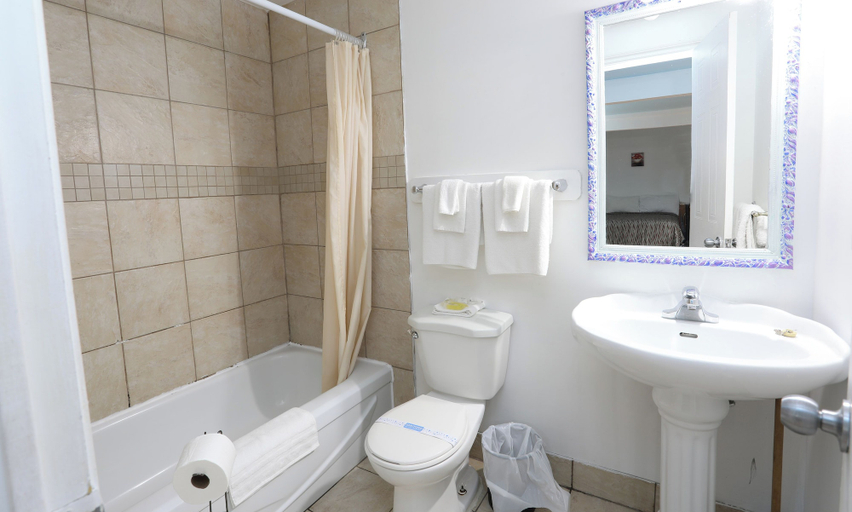 Bathroom 4, Motel Bonsoir, Joliette