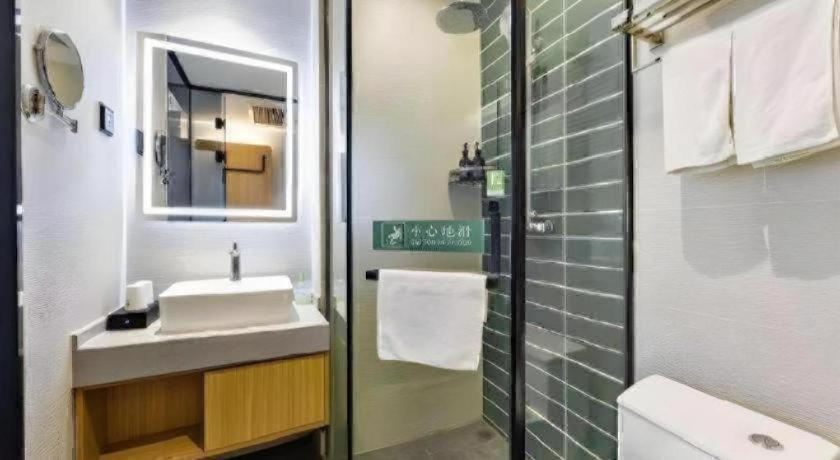 Bathroom 4, GreenTree Inn Express Datong High-Speed Railway Station Old City Wall, Datong