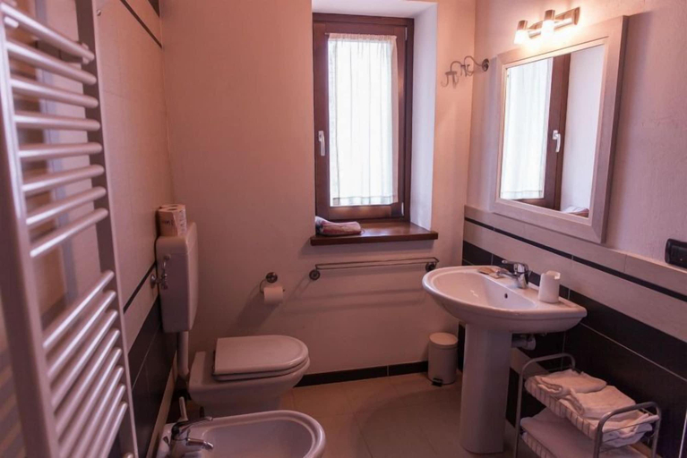 Bathroom 4, Residence Les Fleurs, Aosta