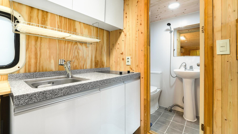 Bathroom 4, Gapeyong Donghws Caravan, Gapyeong