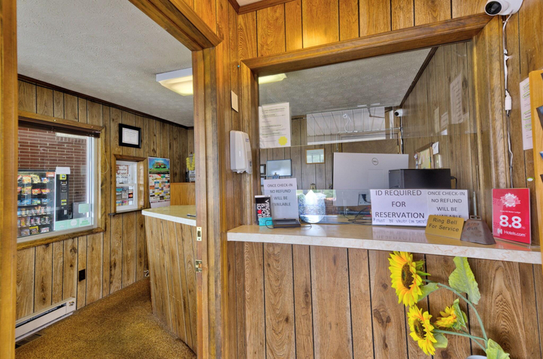 Public Area 2, Knob Hill Motor Lodge, Carroll