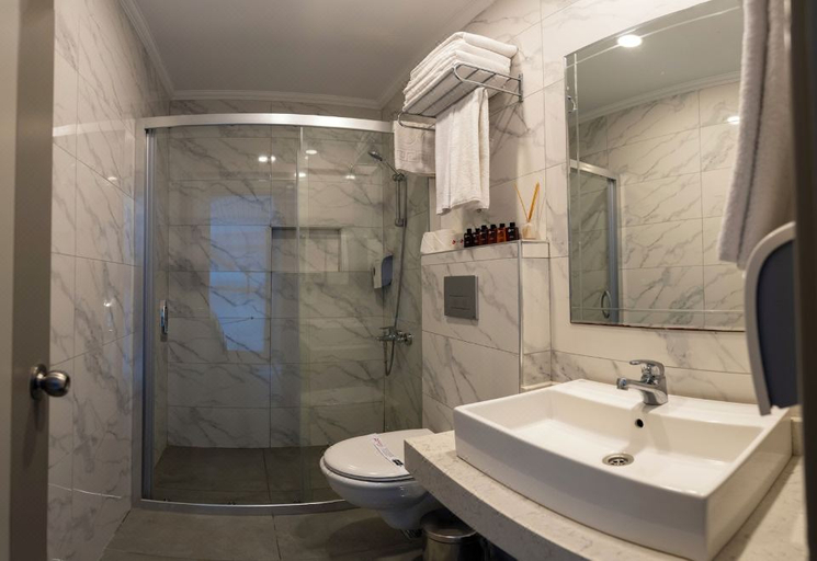 Bathroom 4, Armas Gul Beach Hotel All Inclusive, Kemer