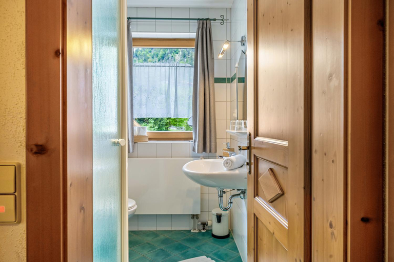 Bathroom 3, Gastehaus Tanneck mit Hallenbad, Traunstein
