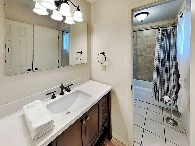 Bathroom 1, Elks Landing by VTrips, Lincoln