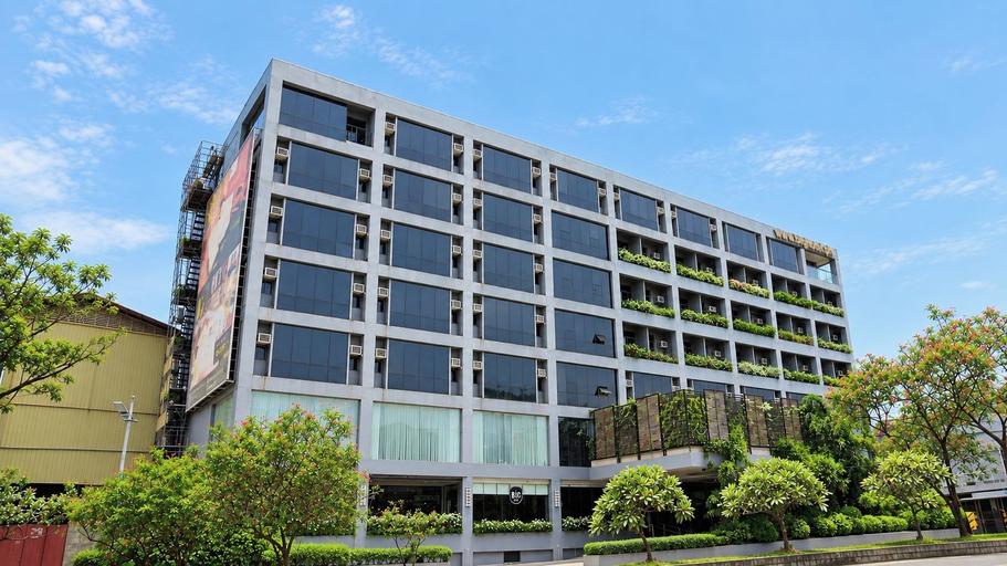 Exterior & Views
