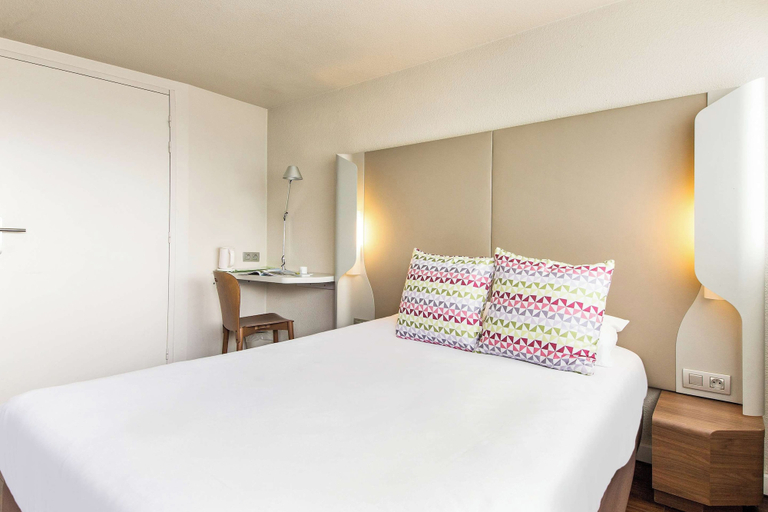 Bedroom 3, Campanile Valence Sud, Drôme