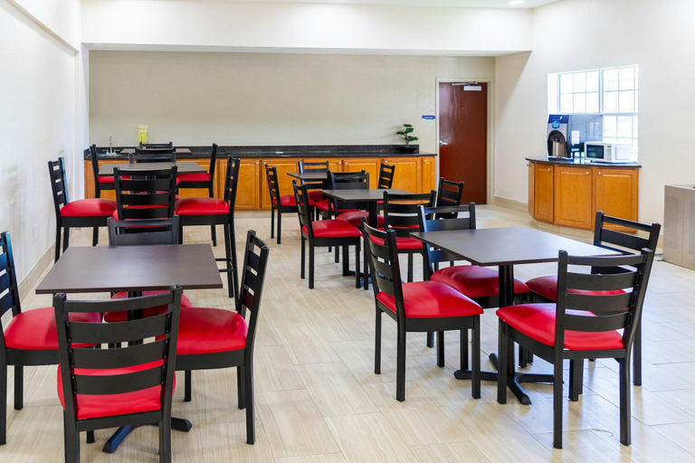 Food & Drinks 4, Red Roof PLUS+ & Suites Savannah – I-95, Chatham