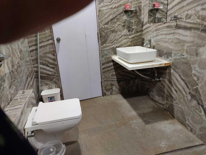 Bathroom, Hotel The Grand Takshak, Mahesana