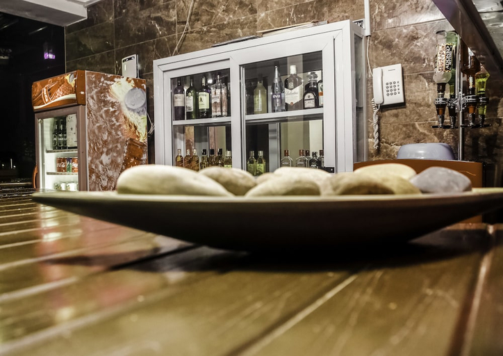 Food & Drinks 5, Plus 33 Hotel, Tema