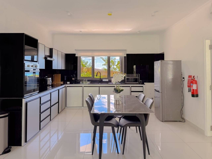 Private kitchen 4, Cove Holiday Apartments