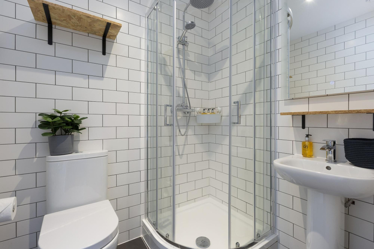 Bathroom 5, On The Walk, Edinburgh