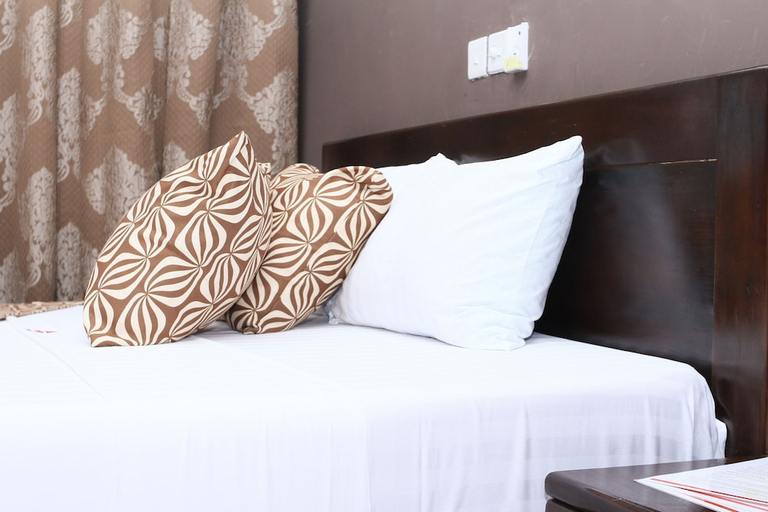 Bedroom 2, Plus 33 Hotel, Tema