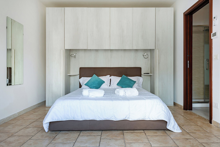 Room 4, Helios Home, Bari