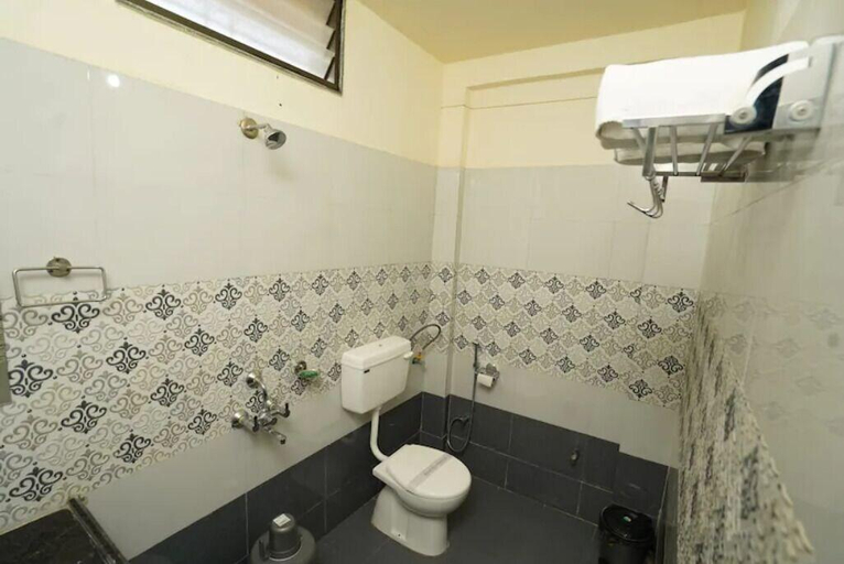 Bathroom 3, Hilltop Retreat, Pune