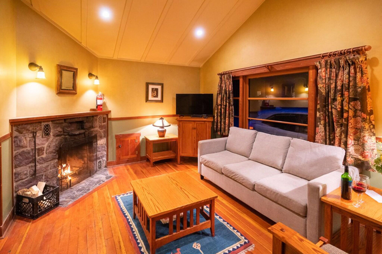 Public Area 3, Johnston Canyon Lodge and Bungalows, Division No. 15