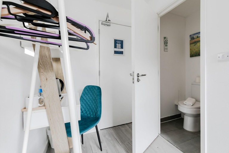 Bathroom, Wembar Hotel, London