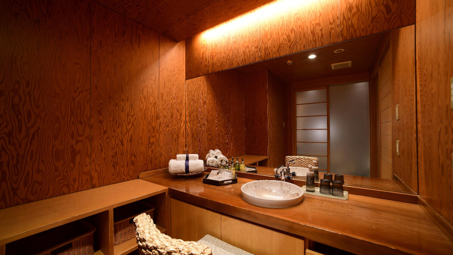Bathroom 2, Sadasuke, Kami