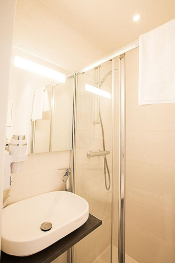 Bathroom 4, Hotel Ambassadeur, Nord