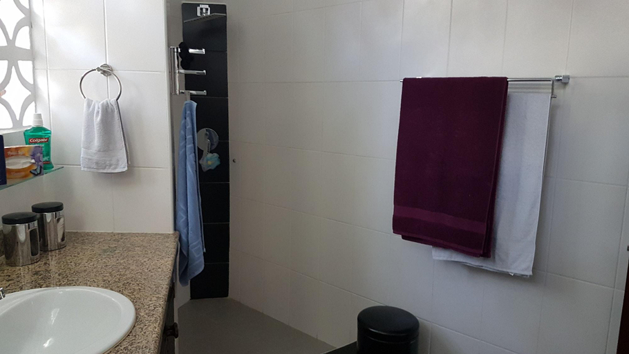Bathroom 3, Madiba 2 Cottage, Msambweni