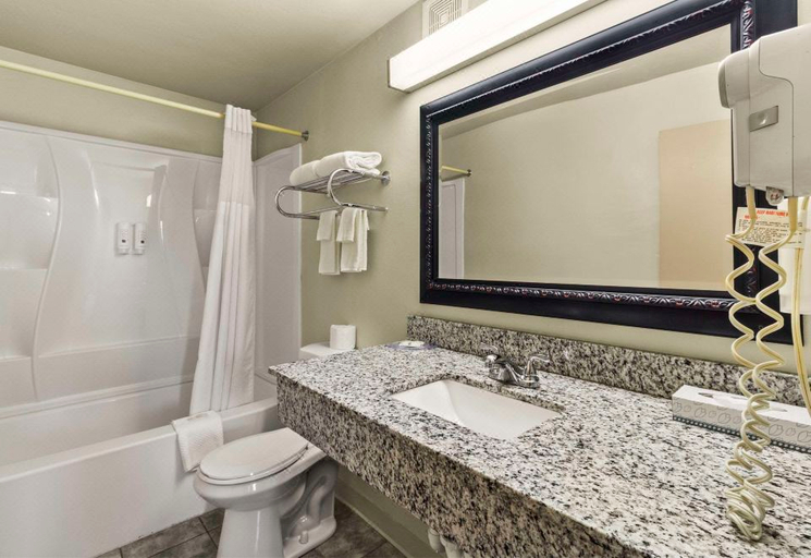 Bathroom 4, Quality Inn & Suites Green Bay Downtown, Brown