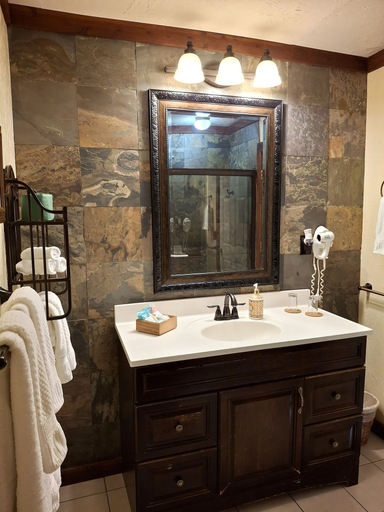 Bathroom 4, Inn at Lake Joseph, Sullivan