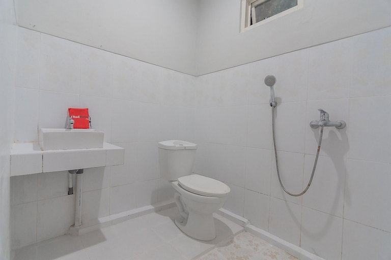 Bathroom 3, RedDoorz Plus @ Bukit Cinta Street Balikpapan, Balikpapan