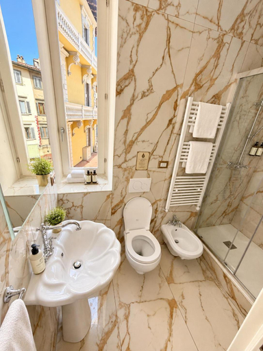 Bathroom 5, Hotel Aldobrandini, Florence