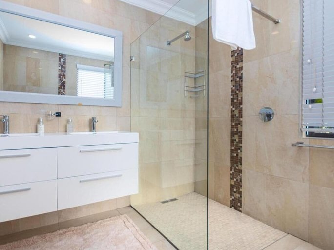 Bathroom 5, 9 on Winkle Boutique Guesthouse, City of Cape Town