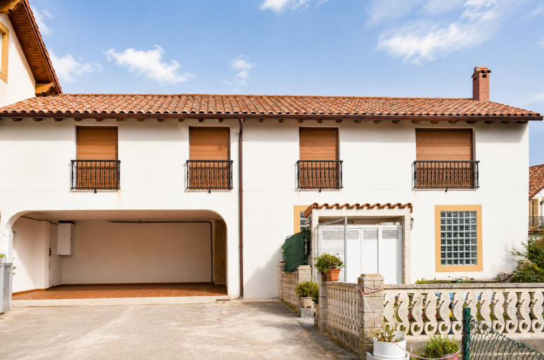 Exterior & Views