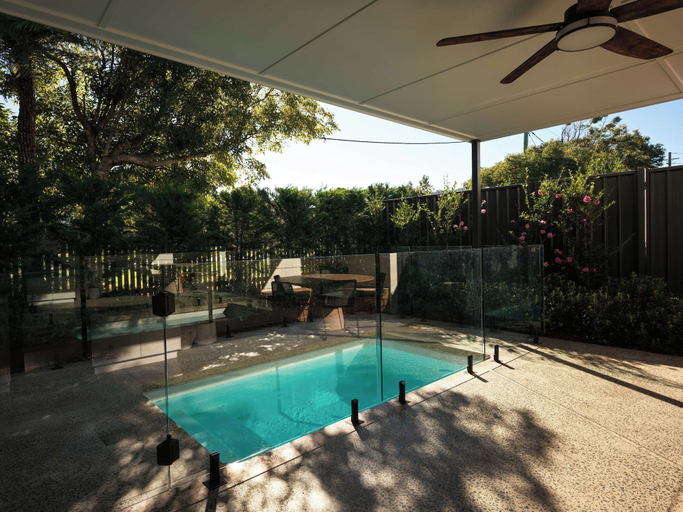 Sport & Beauty 4, Maple & Rubus, Berry - by Linnaeus Collection, Shoalhaven - Pt B