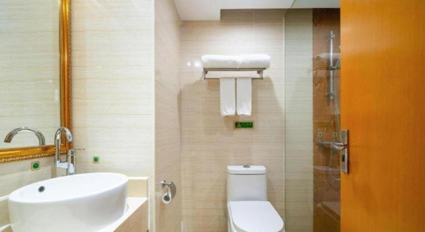 Bathroom 3, Vienna Hotel Shenzhen Dalang Clothing Base Branch, Shenzhen