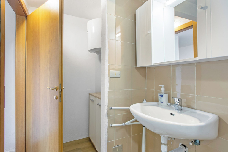 Bathroom 4, Falesia Vertical Rock View, Trento