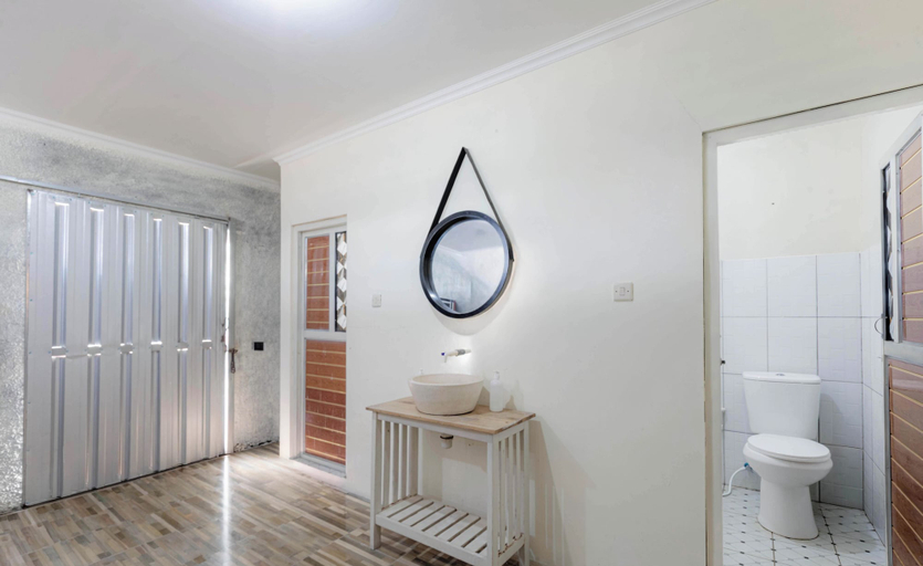 Bathroom 4, Villa New D'Bamboo by Plesirhatiyogja, Bantul