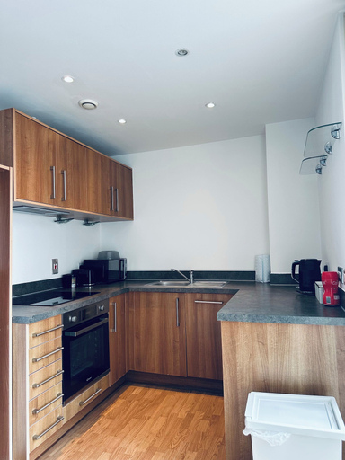 Private kitchen, Sleeps 5 Guest, Private Parking at City Centre, Birmingham