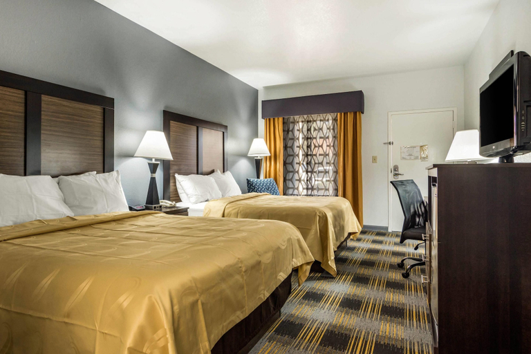 Bedroom 1, Quality Inn near Six Flags, Douglas