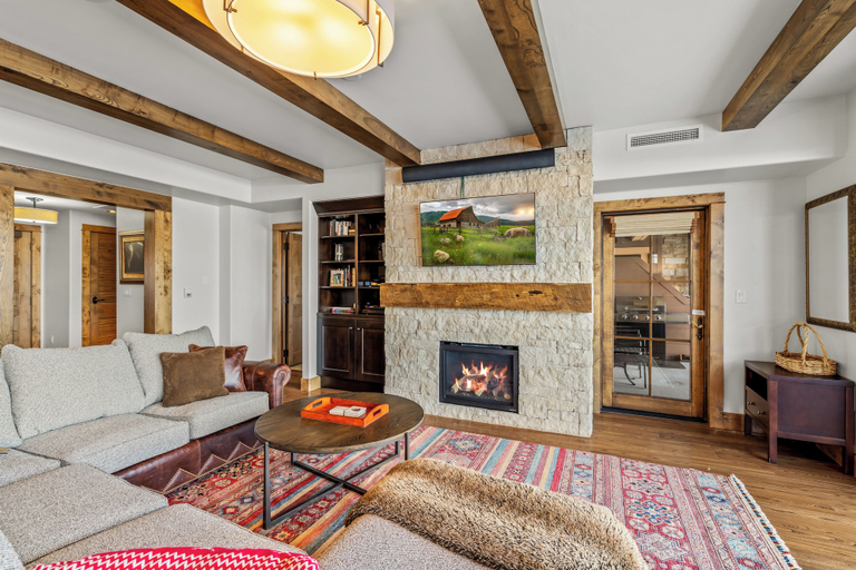 Living area 4, Edgemont Condominiums, Routt
