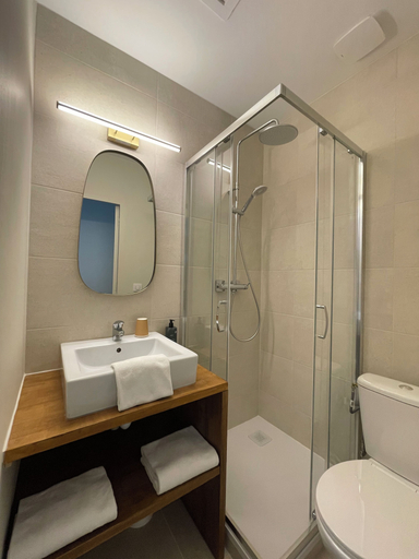 Bathroom 4, Hôtel du Théâtre, Gironde