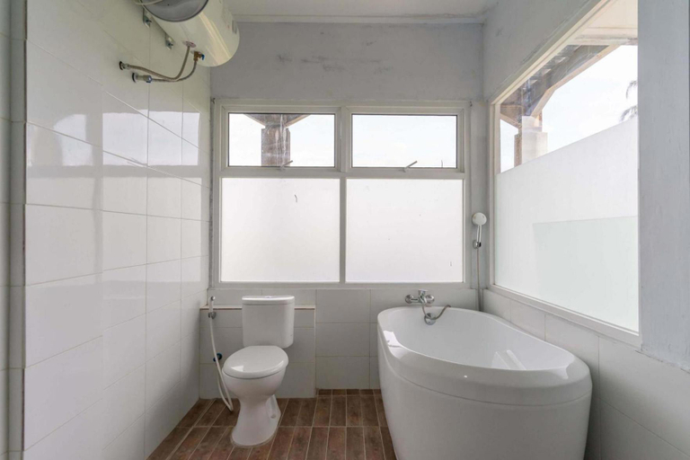 Bathroom 3, RedDoorz Plus @ Vantas Hotel Parbaba, Samosir
