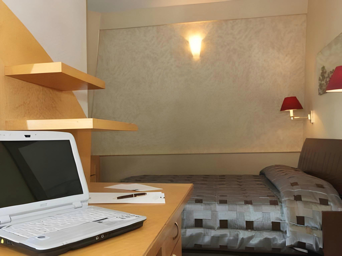 Bedroom 2, Hotel La Comtesse, Paris